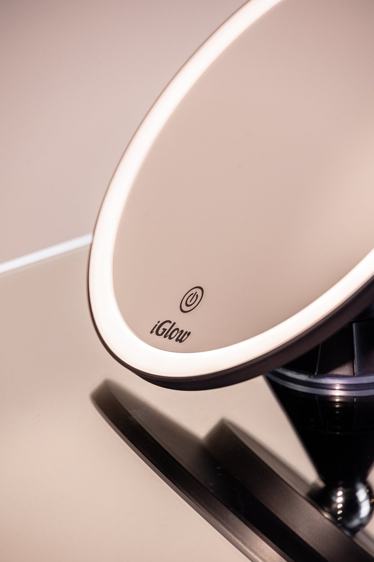 iGlow Halo Flex LED mirror with suction cup