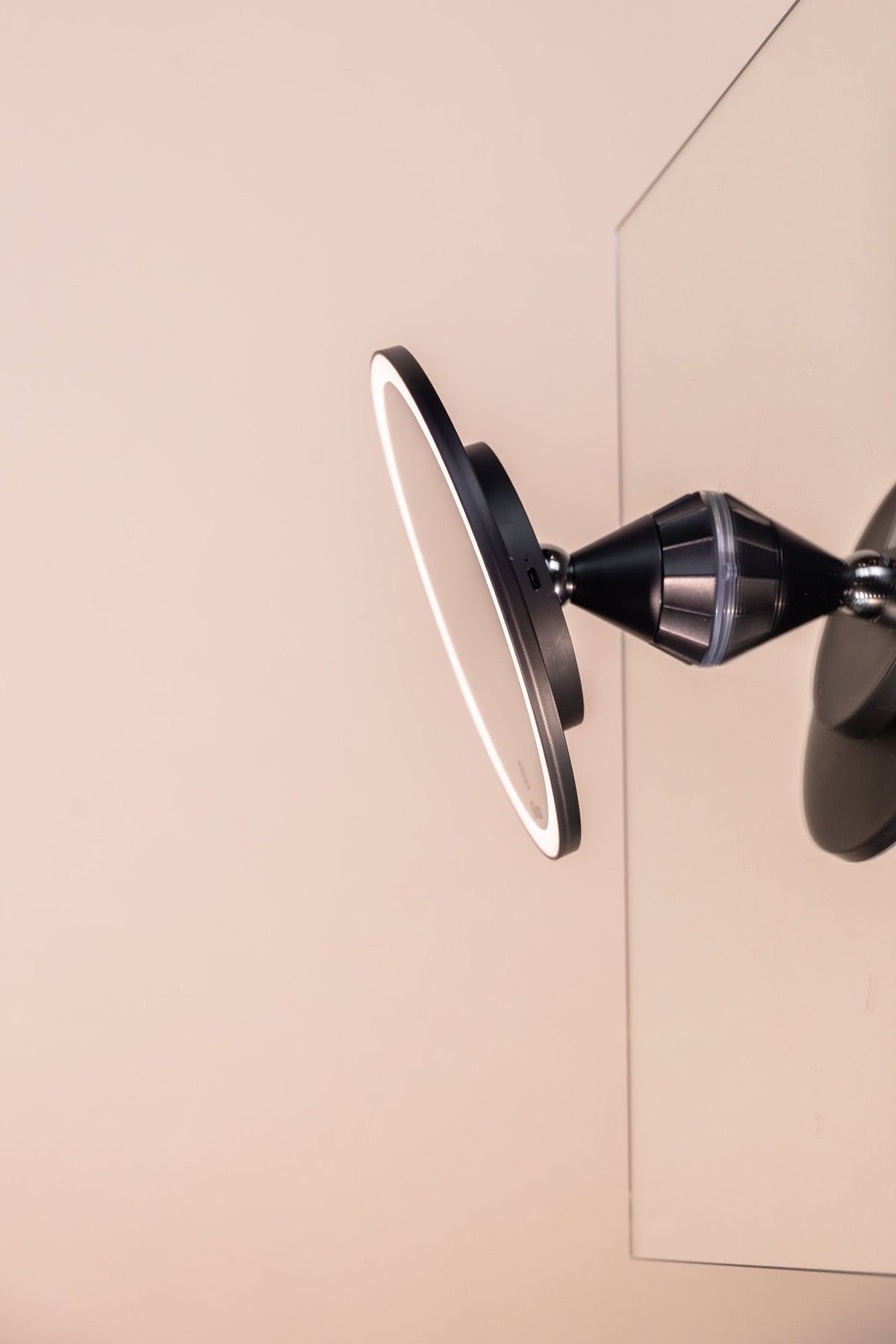 iGlow Halo Flex LED mirror with suction cup