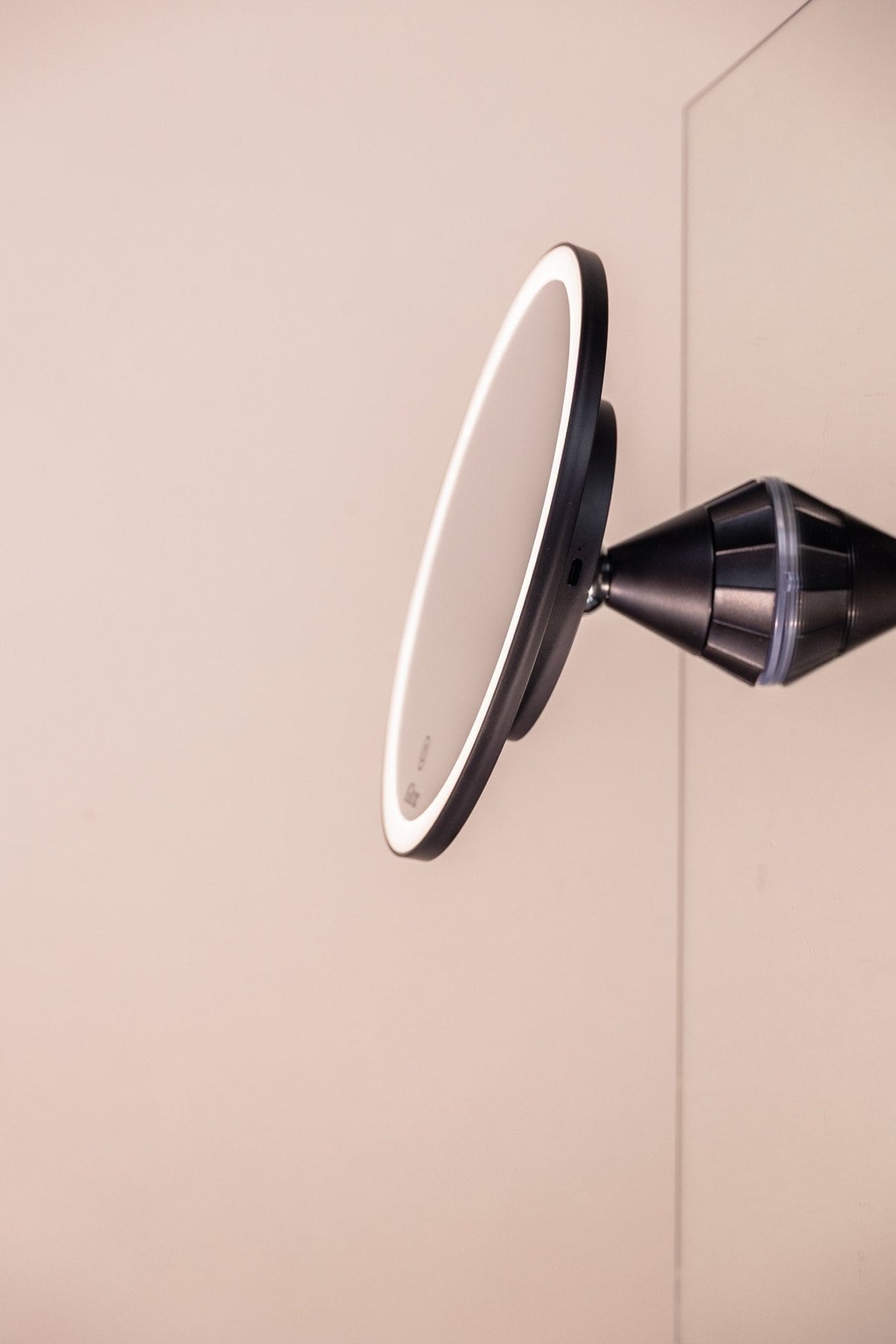 iGlow Halo Flex LED mirror with suction cup